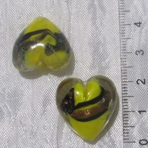 Lot de 4 perles jaunes 20mm COEURS verre fils or noir pour boucles pendent *L214 - Picture 1 of 2