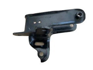 chrysler Voyager RG NEW GENUINE rear engine mounting bracket 04861433AF 16E - Picture 1 of 7
