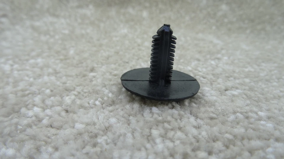 10x FORD 24MM BUTTON HEAD FIT TRIM PANEL FIR TREE PUSH-IN 7MM HOLE CLIPS - Image 1 of 4