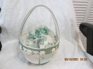 Beautiful Decorative Green & Cream Easter Basket With 6 Eggs New 12" Tall x 8" - Picture 1 of 4