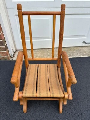 Mecedora antigua victoriana con plataforma de madera para niños pequeños Foto 1 de 4