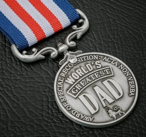Medalla de servicio y valentía 'WORLD'S GREAT DAD'. Regalo/Regalo/Padre. Cumpleaños - Imagen 1 de 12