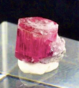 FASZINIERENDE WERTVOLLE FARBE ROTER BERYLL BIXBIT KRISTALL CLUSTER RUBIN ROHER EDELSTEIN! - Bild 1 von 8