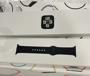 Apple Watch SE 2e génération GPS 44mm Smart Watch minuit boîtier en aluminium et minuit - Photo 1/1