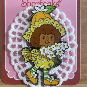 Torta corta fragola fiori d'arancio smalto spilla retro 2,25" retrò anni 80 nuova - Foto 1 di 3
