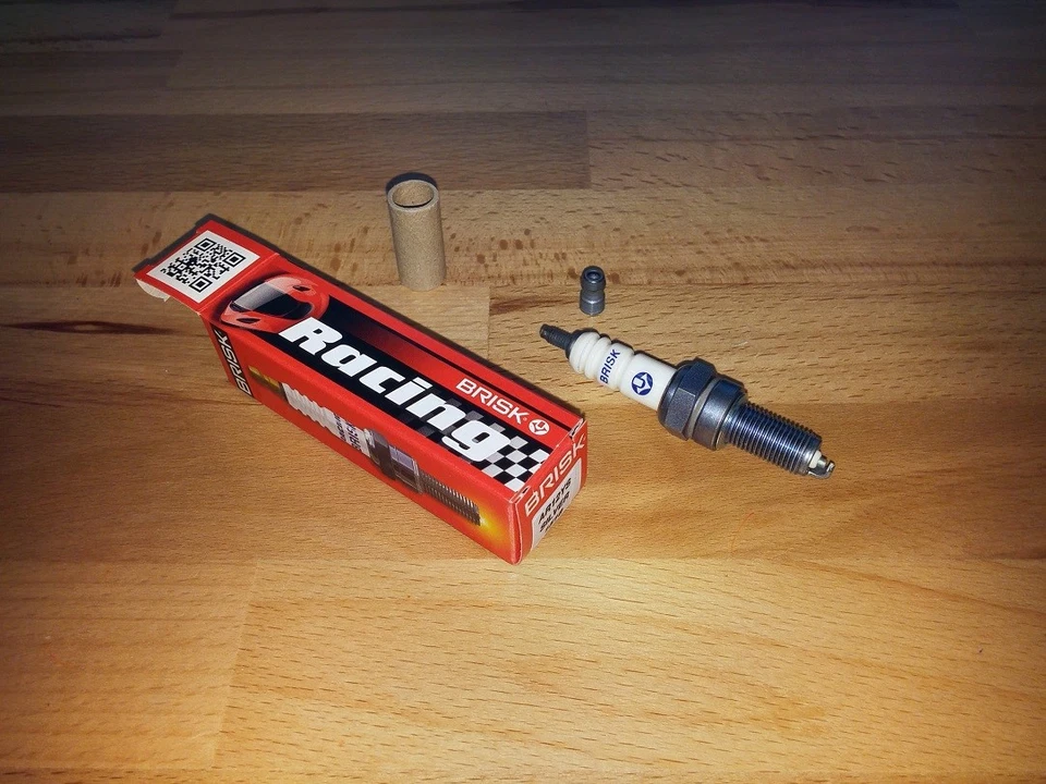 1x bujías de actualización plateadas BRISK YS se adapta a: Honda CBR125R y2004-2016 Foto 1 de 4