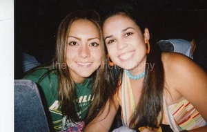 HÜBSCHES JUNGE FRAUEN Farb FUNDFOTO Schnappschuss LATEINAS Vintage 54 LA 84 M - Bild 1 von 1