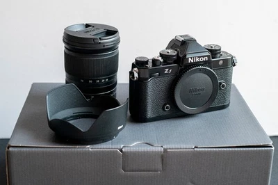 Kit de lentes Nikon Zf com 24-70mm f/4 S + adaptador FTZ II e carregador MH-25a Estado perfeito - Imagem 1 de 4