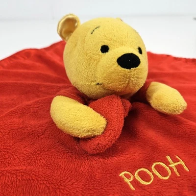 Manta de seguridad de felpa Disney Winnie the Pooh roja satinada Lovey Just Play juguete para bebé Foto 1 de 4