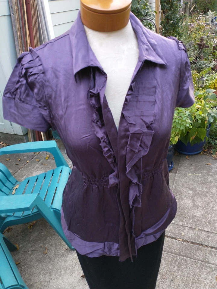 Blusa: Seda, púrpura con volantes manga corta - por BCBGMaxazria Foto 1 de 1