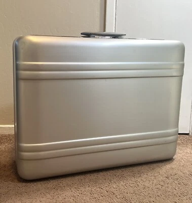 Maletín de aluminio grado aeronáutico Zero Halliburton bloqueo de combinación comprobado 24" Foto 1 de 4