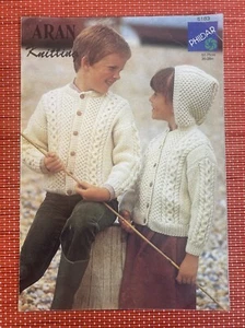NIÑAS NIÑOS NIÑOS ARAN CÁRDIGAN CHAQUETA CON CAPUCHA 20-28” DE COLECCIÓN AÑOS 80 PATRÓN TEJIDO 5183 - Imagen 1 de 2
