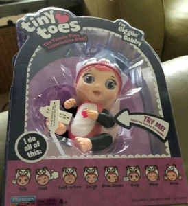 Pequeña muñeca bebé interactiva de dedos pequeños habla juguete divertido para niños - Imagen 1 de 7