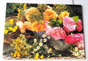 Tarjeta de felicitación vintage en blanco bonitas rosas y flores en florero y cesta - Imagen 1 de 2