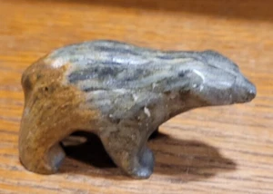 Inuit geschnitzte Speckstein Eisbär Figur - Künstler signiert Ben S. (Saclamana) - Bild 1 von 5