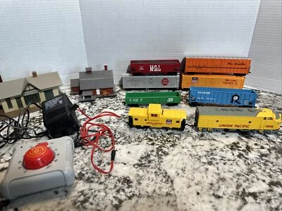 VINTAGE BACHMANN TRAIN SET BUILDING CONTROLLER 8 CARS 16 TRACK TAIWAN RARE WORKS - Image 1 of 4