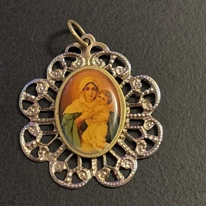 Vintage Goldfarben Filagree Muttergottes von Schönstatt Jungfrau Maria Schmuck Anhänger - Bild 1 von 5