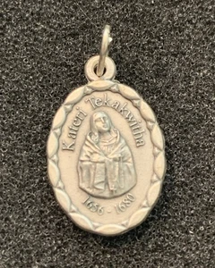 Saint Kateri Tekakwitha 1656-1680 Canonization Italy 2012 Silver Tone Pendant - Picture 1 of 3