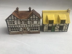 Vintage Airfix OO Gauge Plastic Kit Built Thatched Cottage & Country Inn - Foto 1 di 8