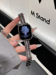 Cinturino in metallo a tre file full zirconi per Apple Watch serie 9/8/7/6/5/4/SE - Foto 1 di 15