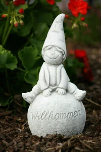 Steinfigur Wichtel auf Kugel Willkommen Frostfest Garten Deko Gartenfigur Zwerg - Bild 1 von 5
