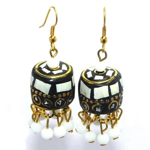 Pendientes nepalíes hechos a mano de cuarzo blanco tibetano enchapados en oro jumki - Imagen 1 de 3