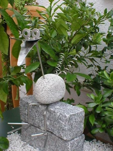 Lustiger Vogel aus Granitstein und Edelstahl Kantenhocker - Bild 1 von 2