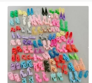 + IDEA REGALO 60 PAIA SCARPE PER BAMBOLE TIPO BARBIE ACCESSORI 60 DOLL SHOES - Foto 1 di 5