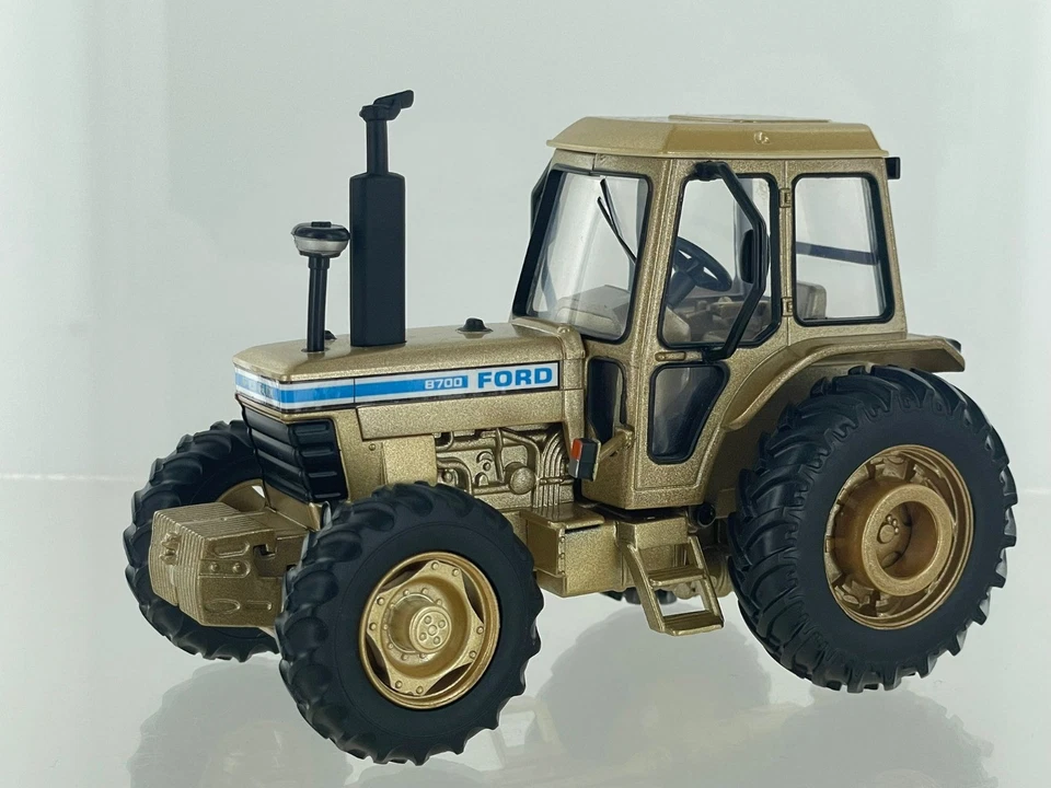 BRITAINS - FORD 8700 4WD Gold Edition - Edizione limitata a 500 copie. - 1/32... - Immagine 1 di 1