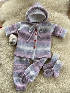 Babygarnitur (Jacke, Mütze, Hose, Söckchen) Gr. ca 62-74, Mädchen - Bild 1 von 5