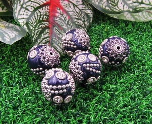 Cantidad. 5 cuentas indonesias de 15 mm azul marino con acentos boho de metal y cristal - Imagen 1 de 1