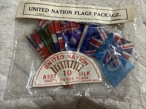 Vereinte Nationen verschiedene 10 Seidenpartei Gastgeschenk Fahnen Holzstäbchen Vintage ungeöffnet - Bild 1 von 2