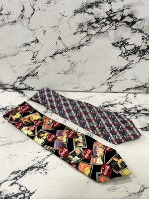 Lote de 2 Corbatas Coca Cola Novedad Seda Negro Cuello 100% Seda Años 90 Foto 1 de 4