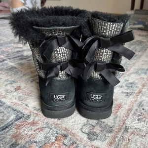 Womens UGG Boots Bailey Bow Black & Silver Bling Shearling Wool Sz 6 Fits like 7 - Picture 1 of 17