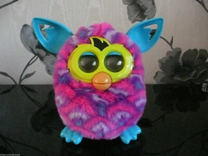 ***HASBRO FURBY BOOM SONNIGE KURVEN ROSA BLAU INTERAKTIVES ELEKTRONISCHES HAUSTIERSPIELZEUG***SEHR GUTER ZUSTAND - Bild 1 von 3