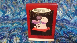 1996 Hallmark Andenken Ornament handgefertigt Enkel Snoopy Hund auf rotem Schlitten Neu im Karton - Bild 1 von 4
