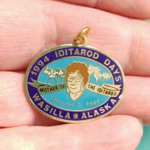 1994 Alaska Iditarod Days Charm Zipper Pull Mother of the Iditarod Dorothy Page - Bild 1 von 3
