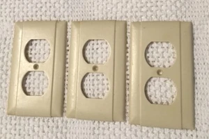 VTG BECO Art Deco Lot  (3)  BAKELITE Single GANG OUTLET PLATE COVERS Ivory - Picture 1 of 8