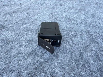 CONMUTADOR PUERTO ADAPTADOR USB 8619053051 LEXUS IS300 IS350 (2017-2020) OEM Foto 1 de 4