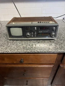 ¡Funcionando! Radio TV Portátil AM/FM Mini 4" TV Reloj Digital Modelo 3T-57 1981 - Imagen 1 de 6