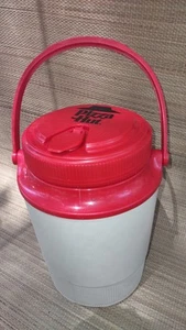 Jarra de bebidas aislada Pizza Hut de 1/2 galón de Gott - Imagen 1 de 5