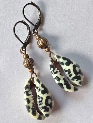 Brinco pendurado com concha COBRE com estampa de leopardo COBRE artesanal - Imagem 1 de 4