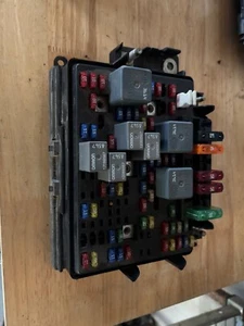 2001 Chevy Silverado Engine Bay Fuse Box 15328806 - Picture 1 of 9