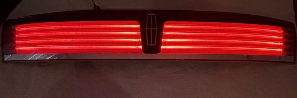 Lincoln MKX Rear Center Tailgate Taillight Tail Light Lamp 2007 2008 2009 2010 - Image 1 of 4