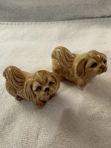 Juego de 2 estatuillas de perro pequinés marrón claro pequeñas - Imagen 1 de 7