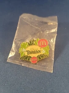 Spilla da bavero smaltata Disney Tarzan McDonalds Coca Cola Crew dipendente 1999 vintage NOS - Foto 1 di 3