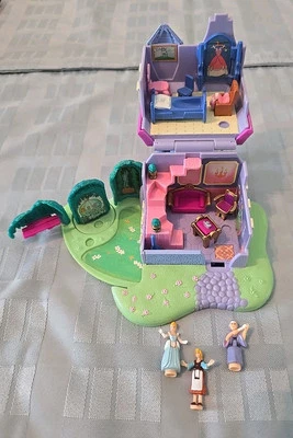 Pequeña colección vintage Polly Pocket Cenicienta casa de madrastras Disney  Foto 1 de 4