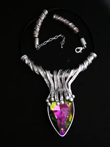 SCHÖNER schwarzer Tanga Aurora Borealis Glas & abstrakte Blumen Anhänger HALSKETTE - Bild 1 von 9