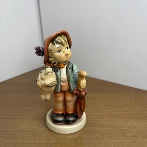 Estatuilla Goebel Hummel Lucky Boy 335 # 685 Alemania Occidental de colección con caja - Imagen 1 de 9