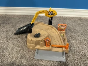 Pre-owned Hot Wheels World Small Construction Site Playset Track Set #1 - Picture 1 of 2